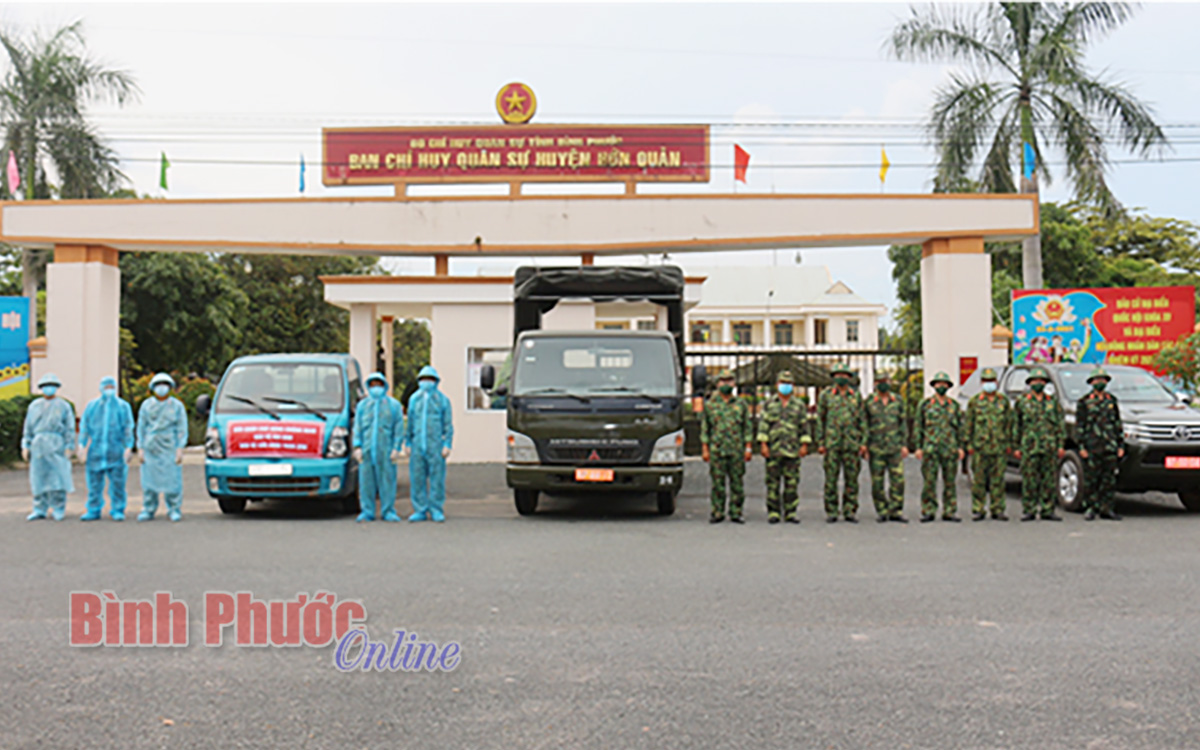 Lực lượng làm nhiệm vụ ra quân phun khử khuẩn phòng, chống dịch Covid-19 trên địa bàn thị trấn Tân Khai